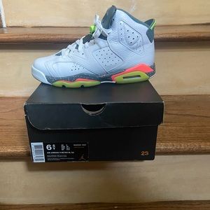 Jordan retro 6 size 6.5 men fits a size 8 woman